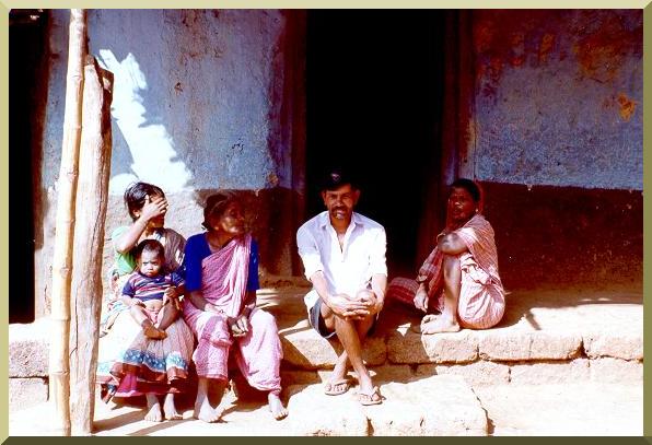 Habitantes del poblado de  Kanakumbe, en los Ghats Occidentales, Karnataka, India.